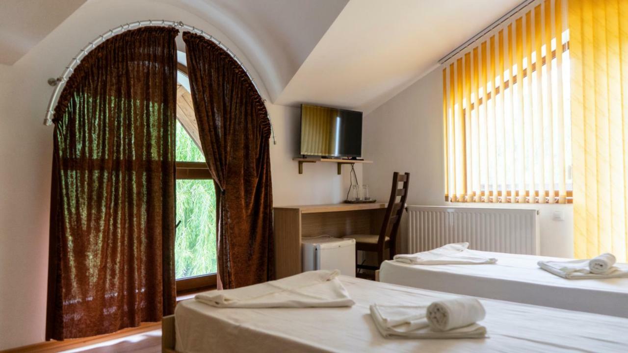 Califarul Alb Hotell Chilia Veche Exteriör bild