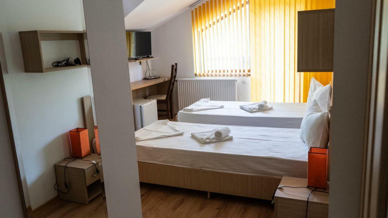 Califarul Alb Hotell Chilia Veche Exteriör bild